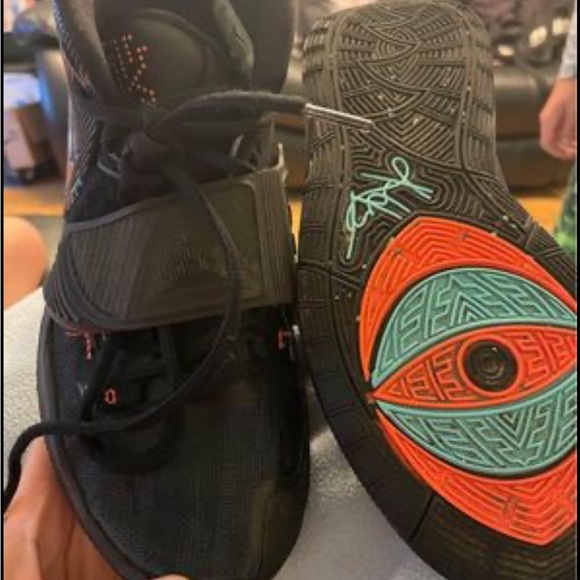 Boys Nike’s - Picture 2 of 3